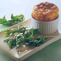 Kartoffelsoufflé mit Spinatsalat