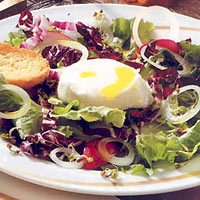 Warmer Ziegenfrischkäse auf Blattsalat